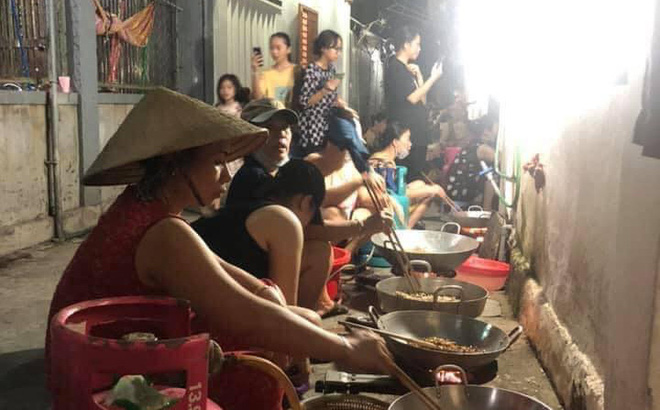 Xúc động cảnh người Nghệ An thức xuyên đêm làm thức ăn gửi tặng Sài Gòn